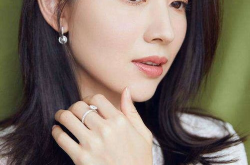 女演员董洁,从清纯女神到情感波折，演艺生涯的起伏与转变