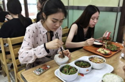 高校辟谣食堂饭菜出现老鼠头,高校食堂“鼠头”事件真相揭秘